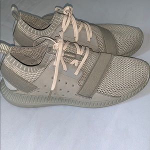 7.5 under armour sneakers worn once .👟👟